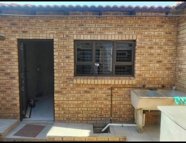 2 BEDROOM HOUSE FOR SALE IN BRAM FISCHERVILLE
